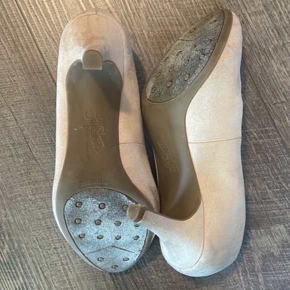 Life Stride suede feel cream heels size 8W - Picture 5 of 6
